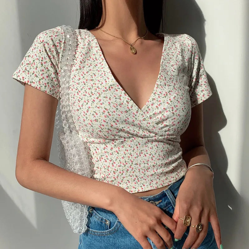 Women’s Floral V-Neck T-Shirt – Retro Short-Sleeve Fitted Top