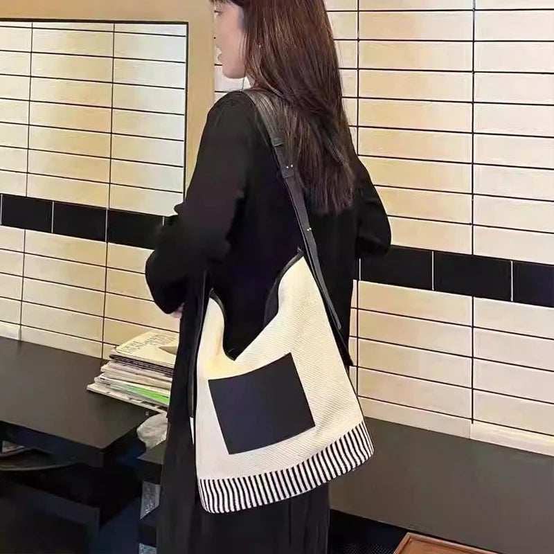 Women's Fashionable Summer 2025 New Large Capacity High-end Canva Spliced Lightweight Commuting Single Shoulder Bucket Bag